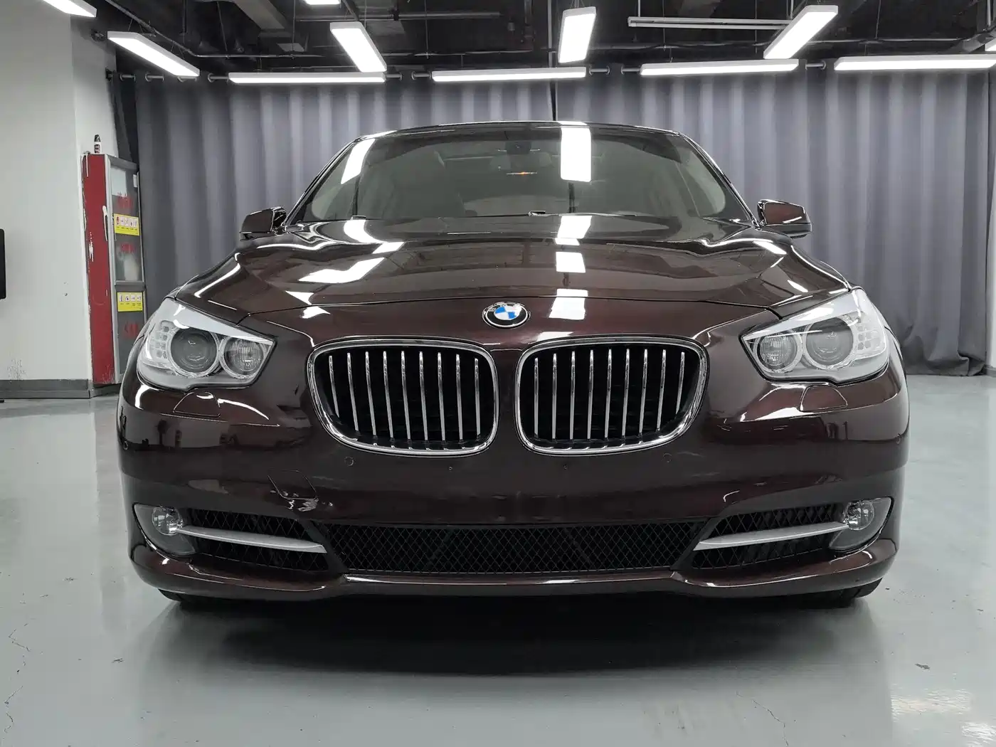 BMW 5 Series GT 2010 535i Leading Model фото 2