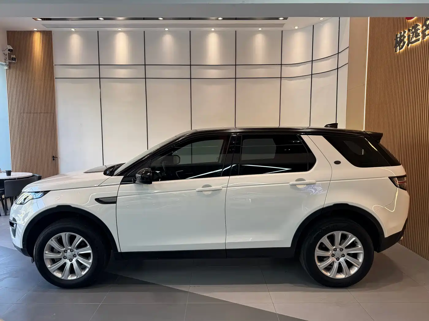 Land Rover Discovery Sport 2018 240PS SE Edition фото 4