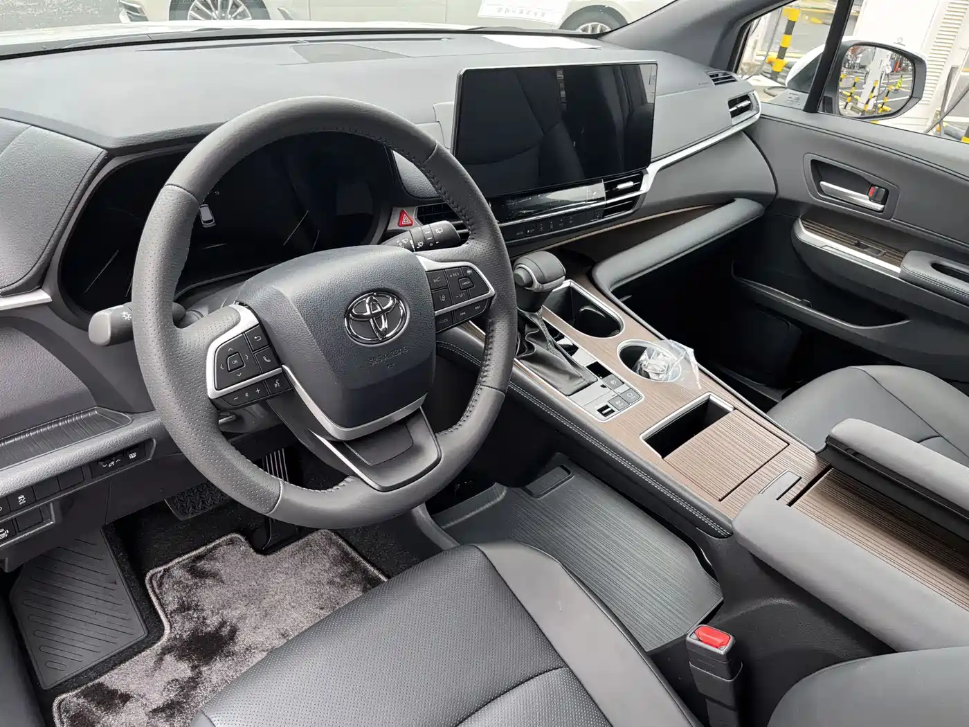 Toyota Sienna 2026 2.5L Hybrid FWD Luxury Edition фото 2