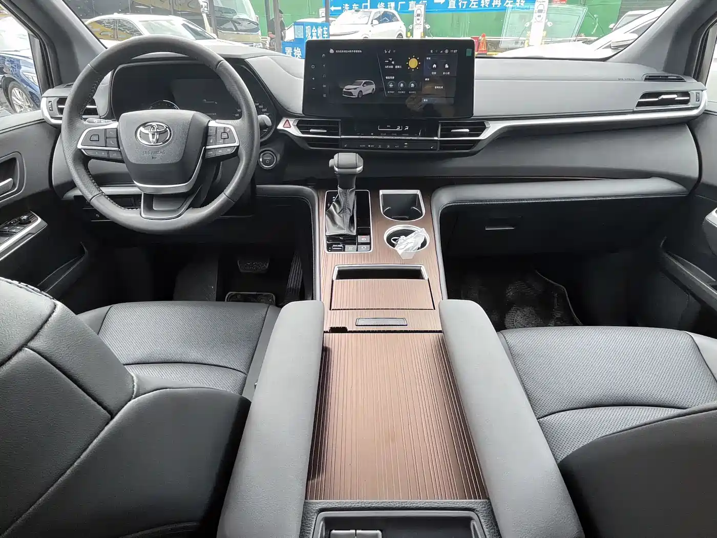 Toyota Sienna 2026 2.5L Hybrid FWD Luxury Edition фото 4