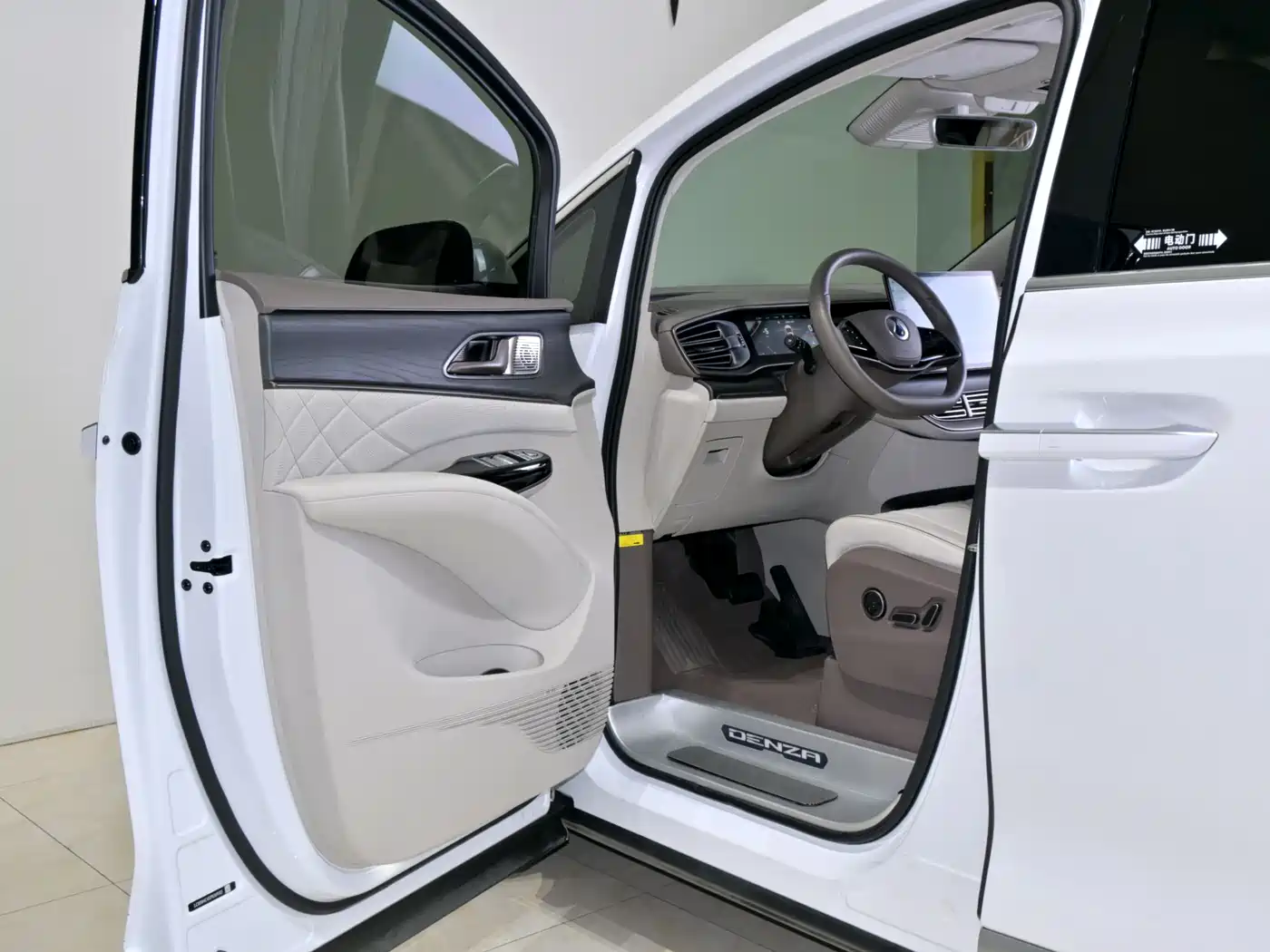 Denza D9 2022 DM-i 970 AWD Flagship фото 8