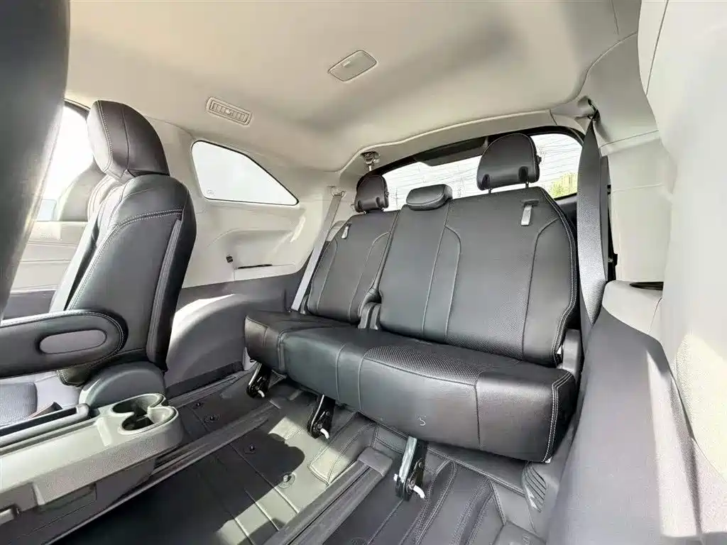 Toyota Sienna 2024 2.5L Hybrid Comfort Edition фото 9