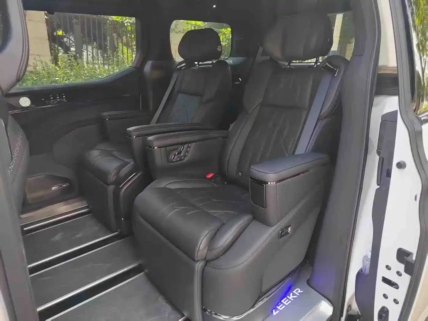 ZEEKR 009 2025 2024 6-Seat Executive AWD Version 140kWh