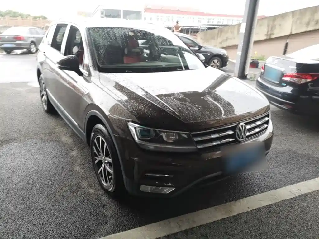 Photo 4 - Volkswagen Tiguan L