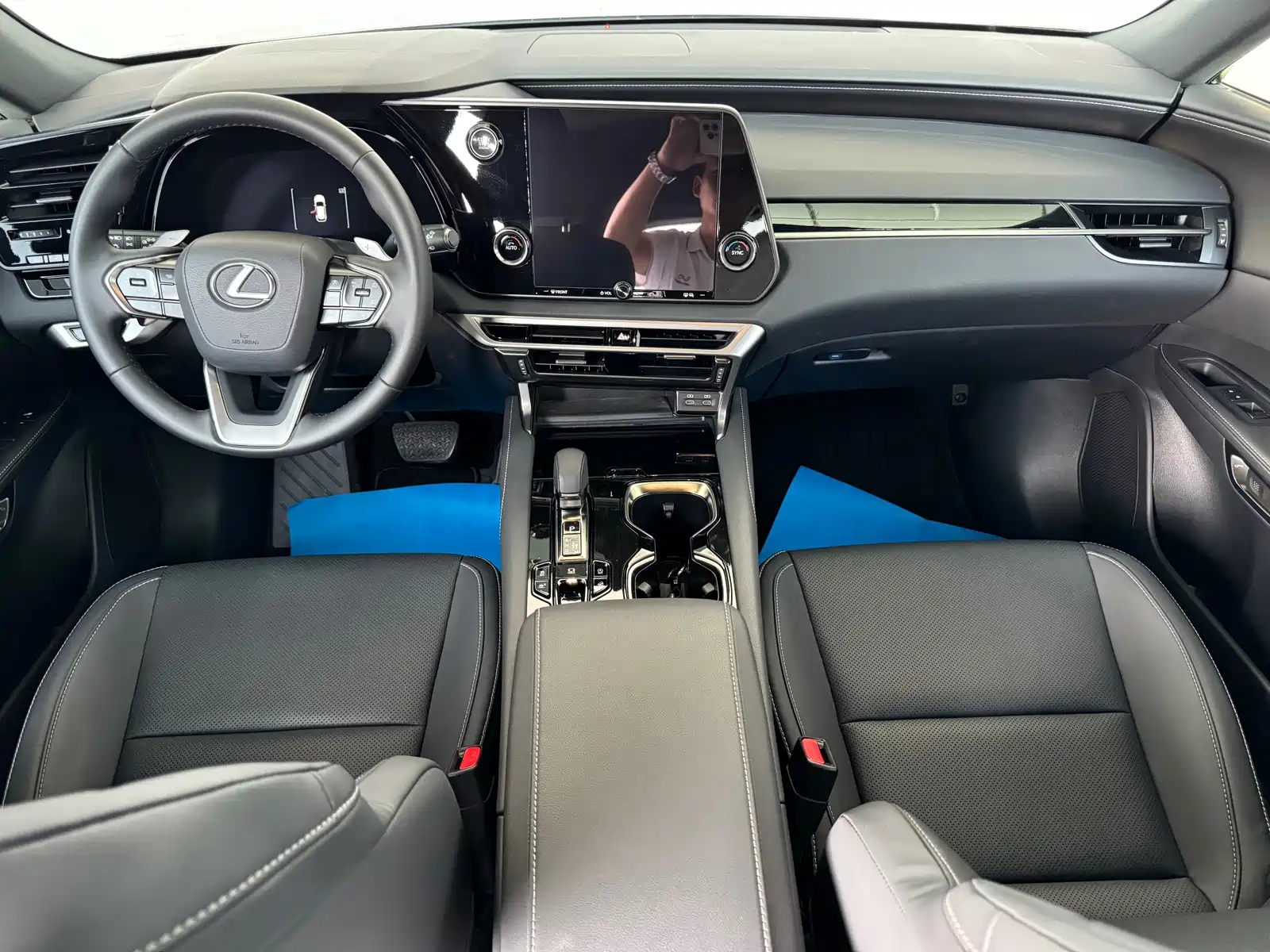 Фото 8 - Lexus RX