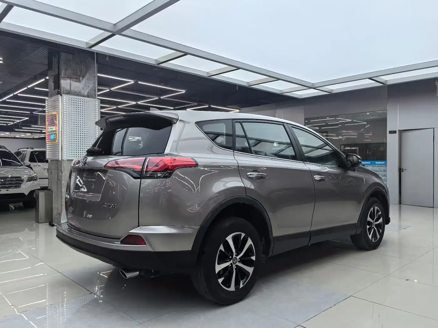 Toyota RAV4 Rongfang 2016 2.0L CVT 2WD Trend (China V) фото 3