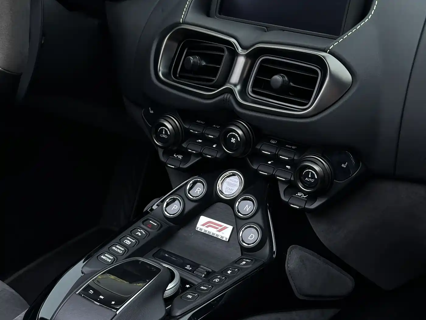 Aston Martin V8 Vantage 2022 4.0T V8 F1 Edition Roadster фото 23