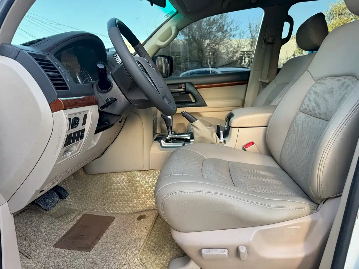 Toyota Land Cruiser (Import) 2015 4.0L V6 Middle East Low Configuration Edition фото 4
