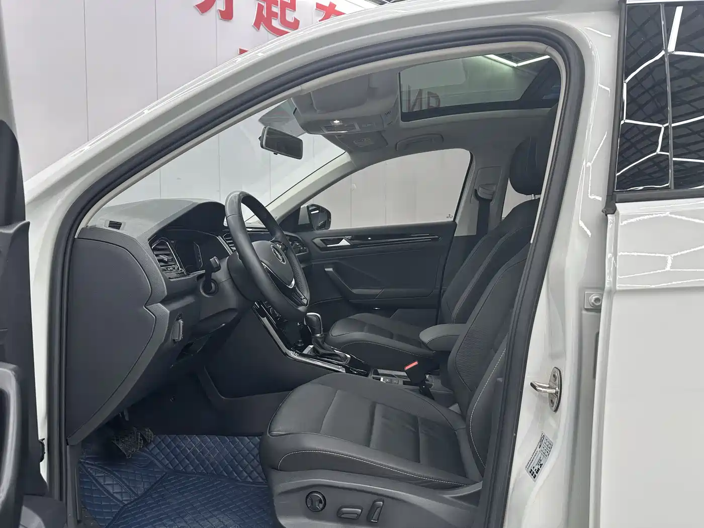 VOLKSWAGEN T-ROC EXPLORING SONGS