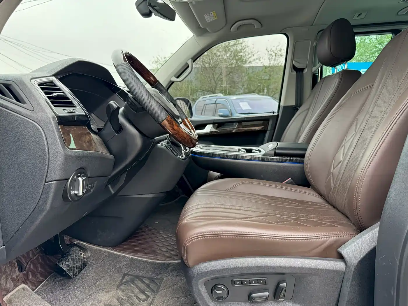 Volkswagen Multivan 2019 2.0TSI 4WD Premium 7-seater фото 4