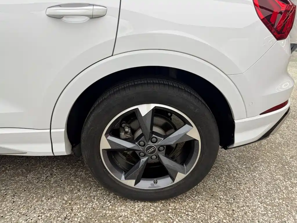 Фото 8 - Audi Q3