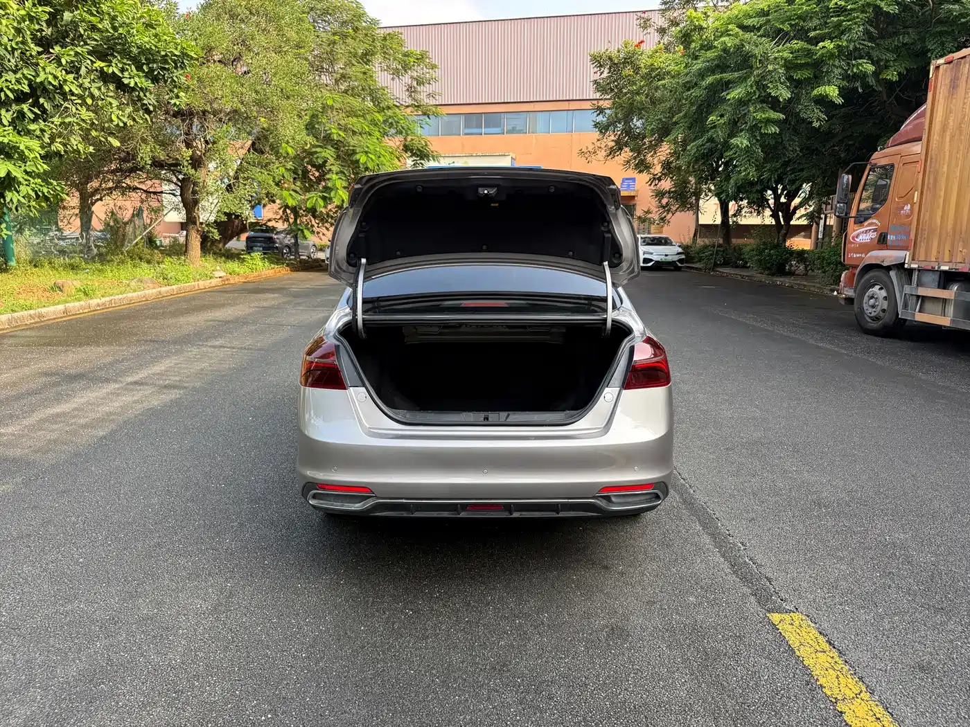 Фото 15 - Geely Emgrand