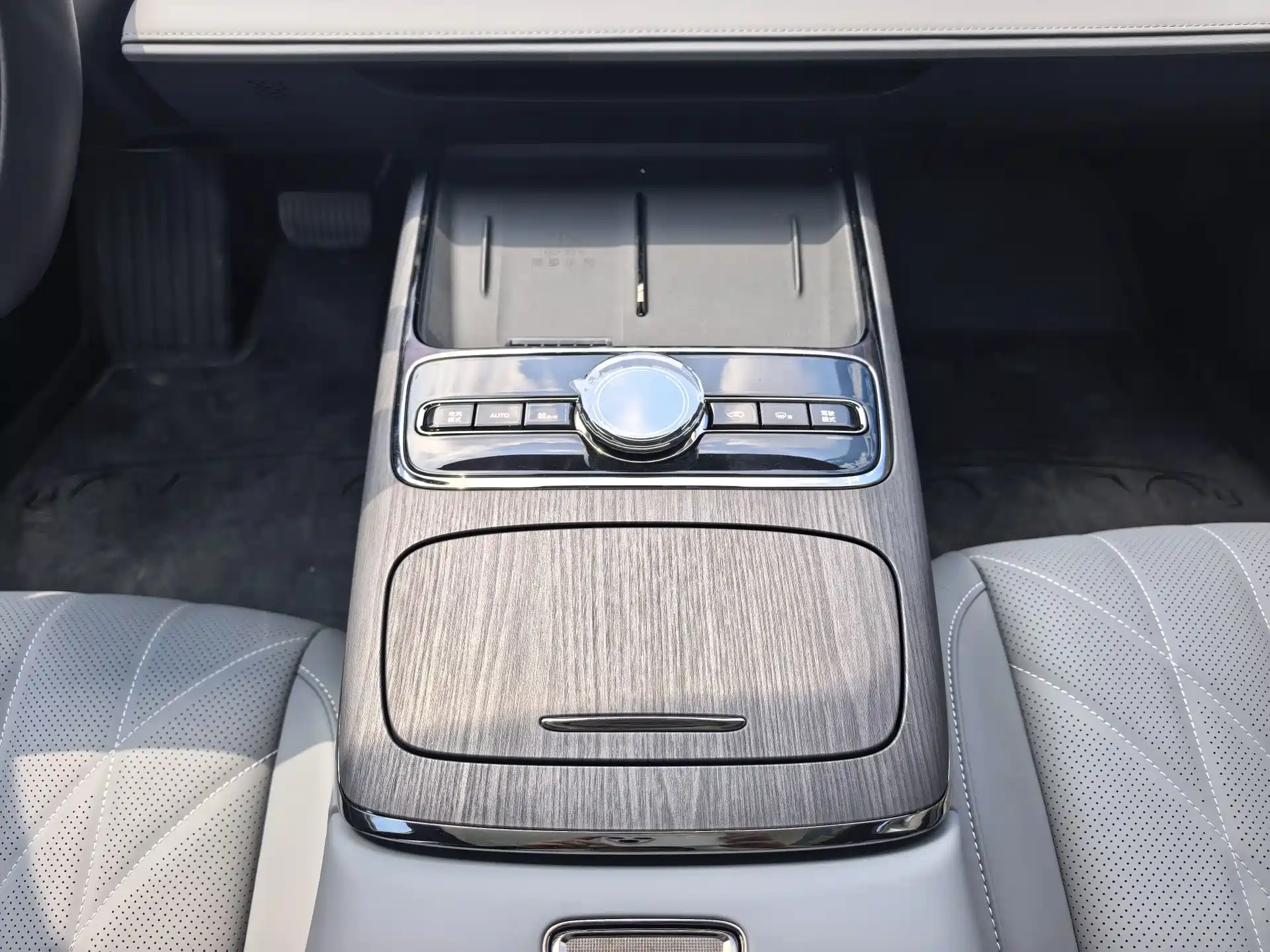 Фото 9 - Geely Galaxy Galaxy E8