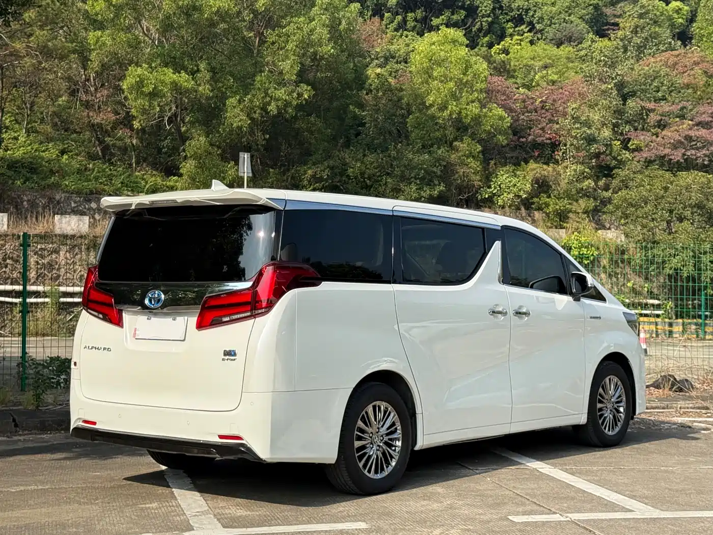 Toyota Alphard 2021 Hybrid 2.5L Luxury фото 14