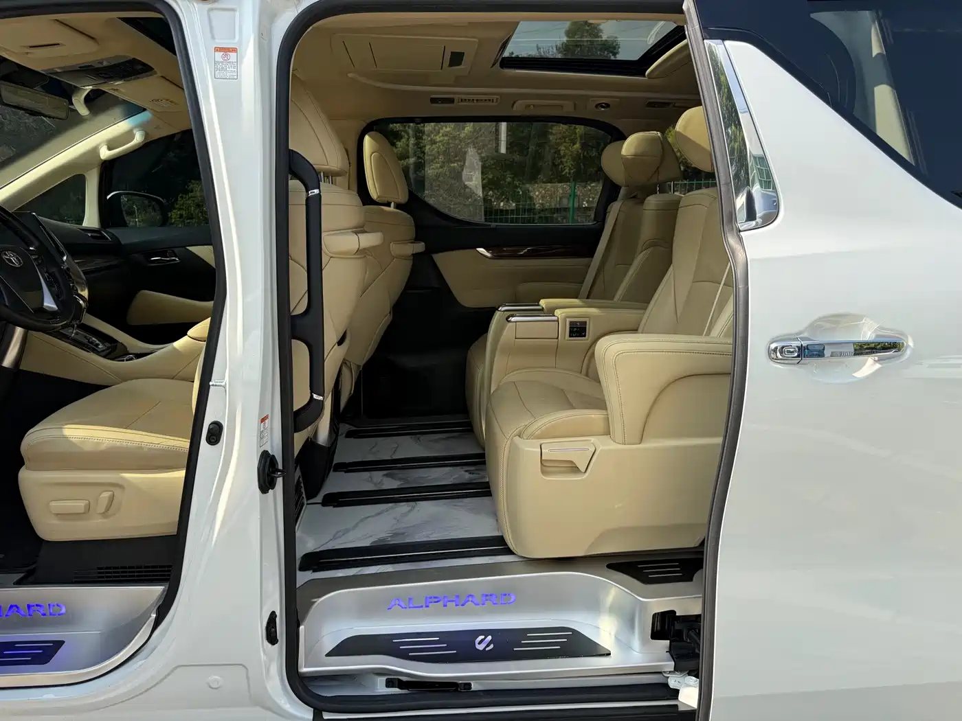Toyota Alphard 2021 Hybrid 2.5L Luxury фото 10