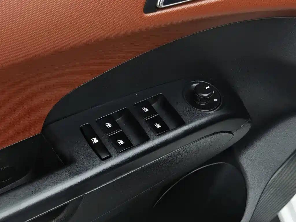 Chevrolet Aveo 2012 2011 Hatchback 1.6L AT SX