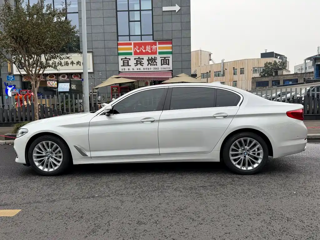 Photo 3 - BMW 5 Series