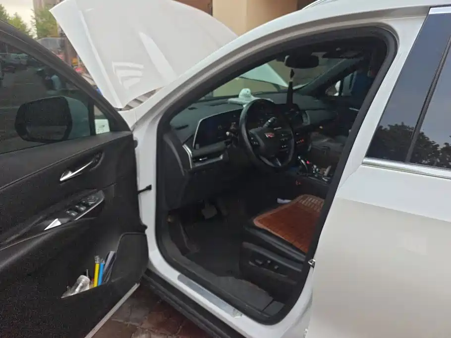 Photo 9 - Cadillac XT4