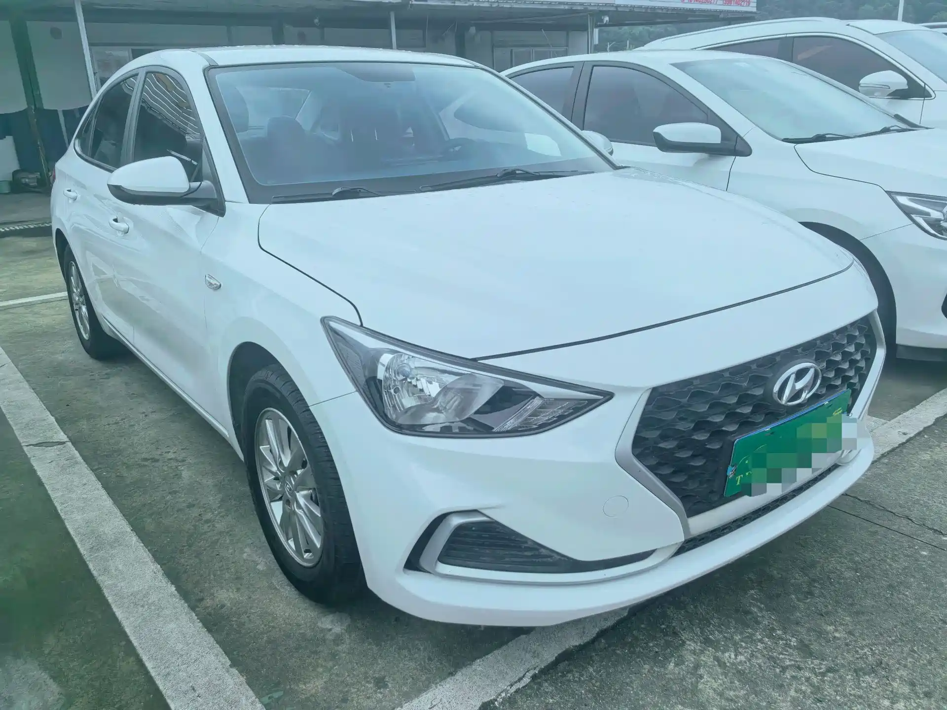 Photo 3 - Hyundai Elantra