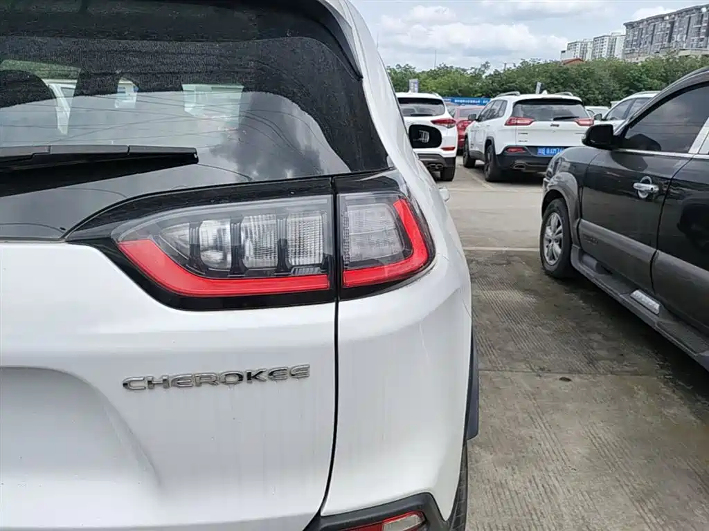 Фото 8 - Jeep Cherokee