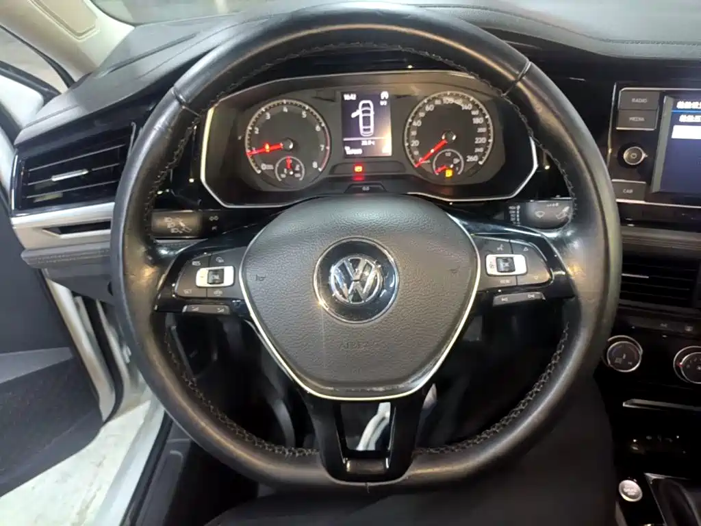 صورة 11 - Volkswagen Sagitar