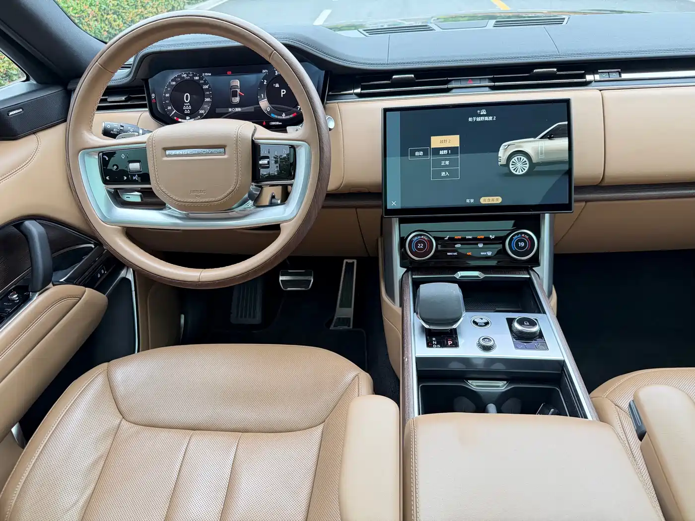 Land Rover Range Rover 2023 3.0 L6 400PS Golden Age 7-Seater Long Wheelbase фото 15
