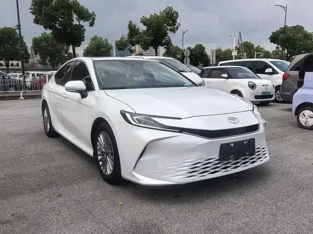 Toyota Camry 2024 2.0E Elite Edition — фото 3