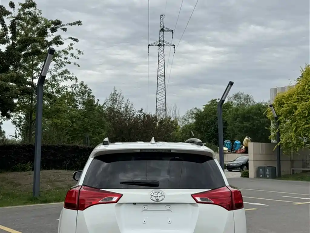 Toyota RAV4 Rongfang 2015 2.0L CVT 2WD Trend Edition фото 7