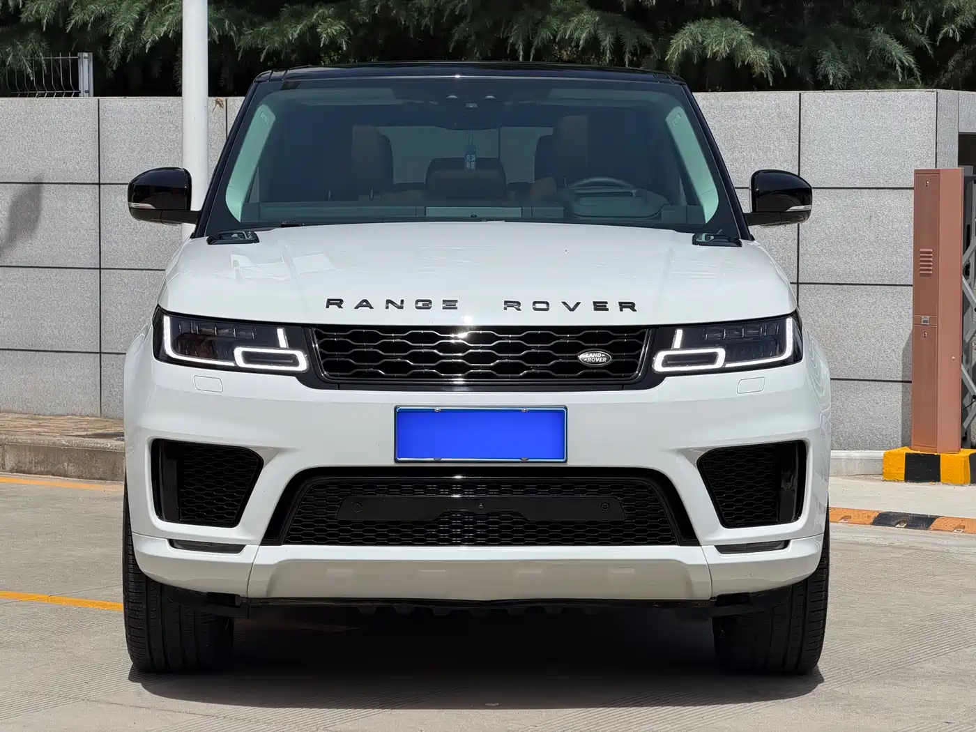 Land Rover Range Rover Sport 2021 3.0 L6 Gloss Black Edition фото 2