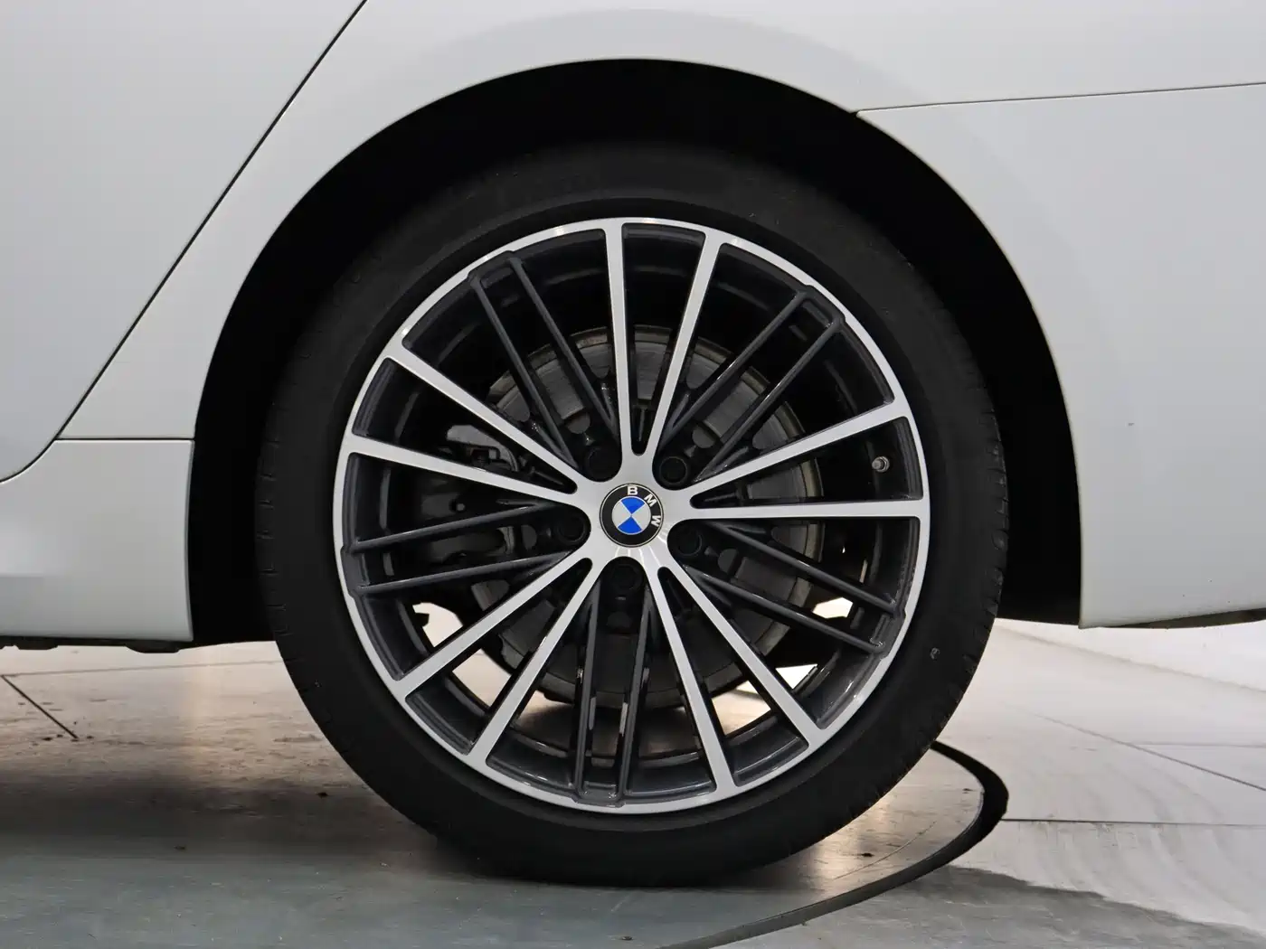 BMW 5 Series 2023 Facelift 530Li Leading M Sport Package фото 18