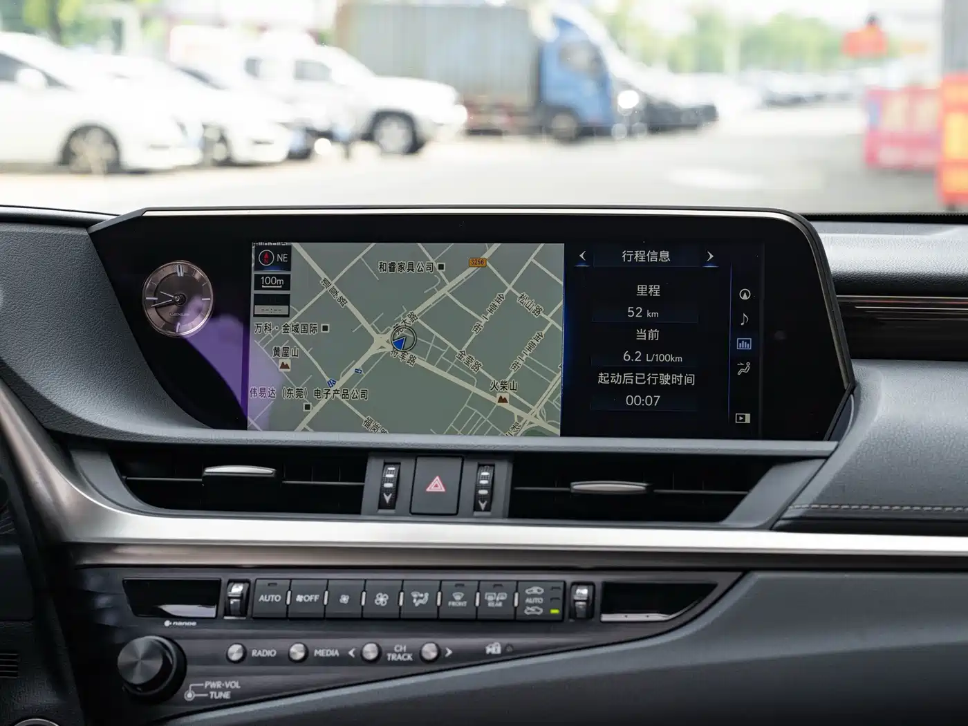 Photo 16 - Lexus ES