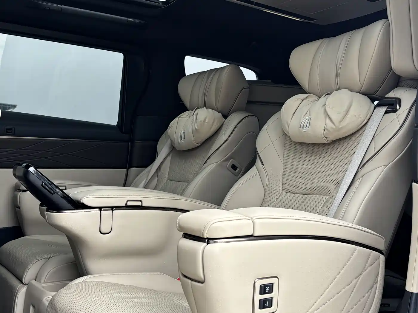 Toyota Vellfire 2024 Crown Hybrid 2.5L Executive Premium Edition фото 10