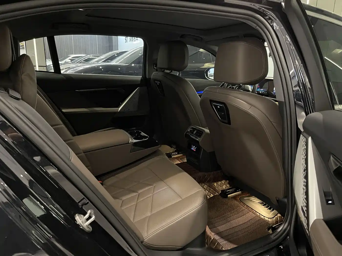 BMW 5 Series 2024 530Li Leading M Sport Package фото 10