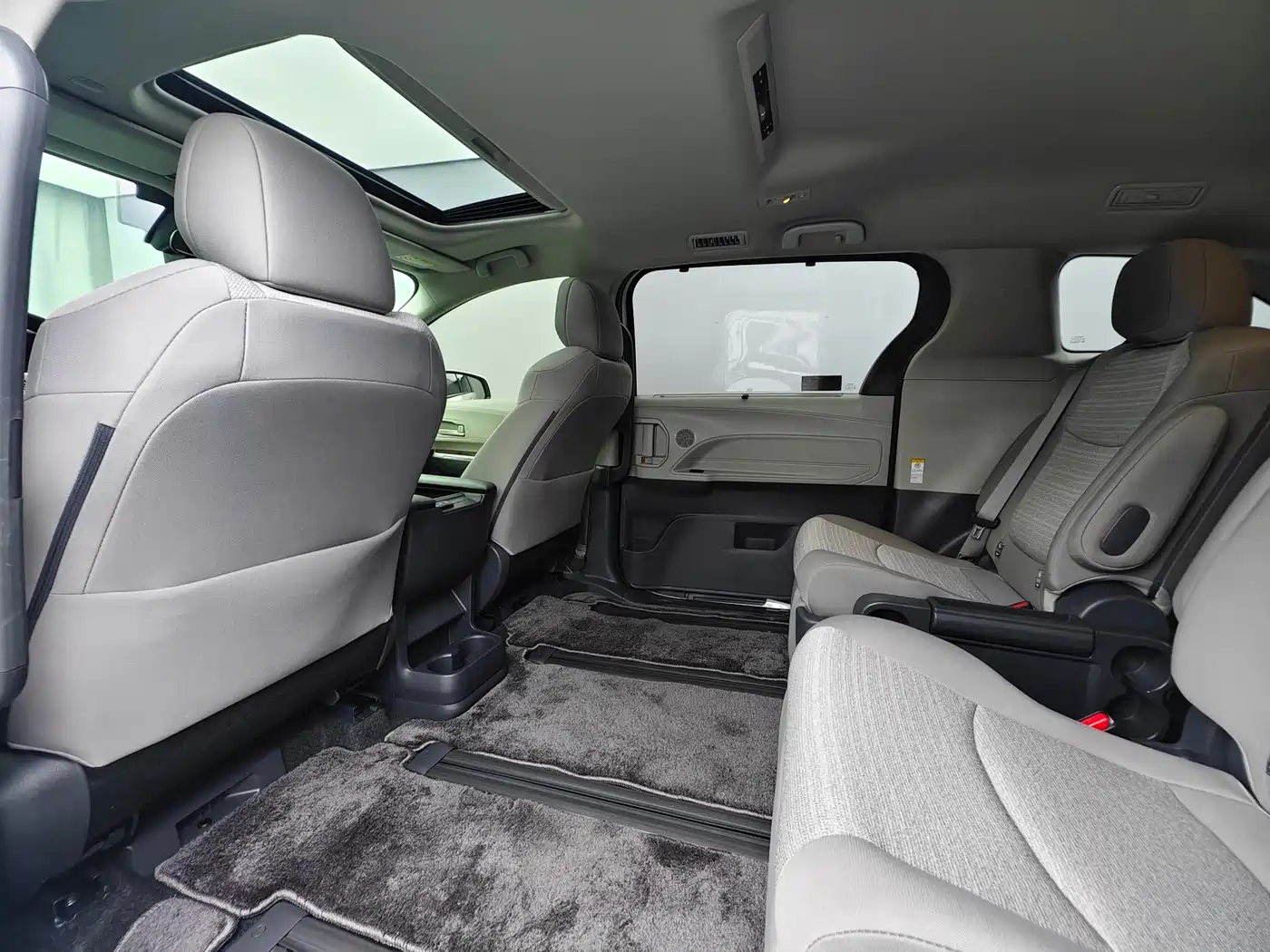 Toyota Sienna 2023 2.5L Hybrid Comfort Edition фото 18