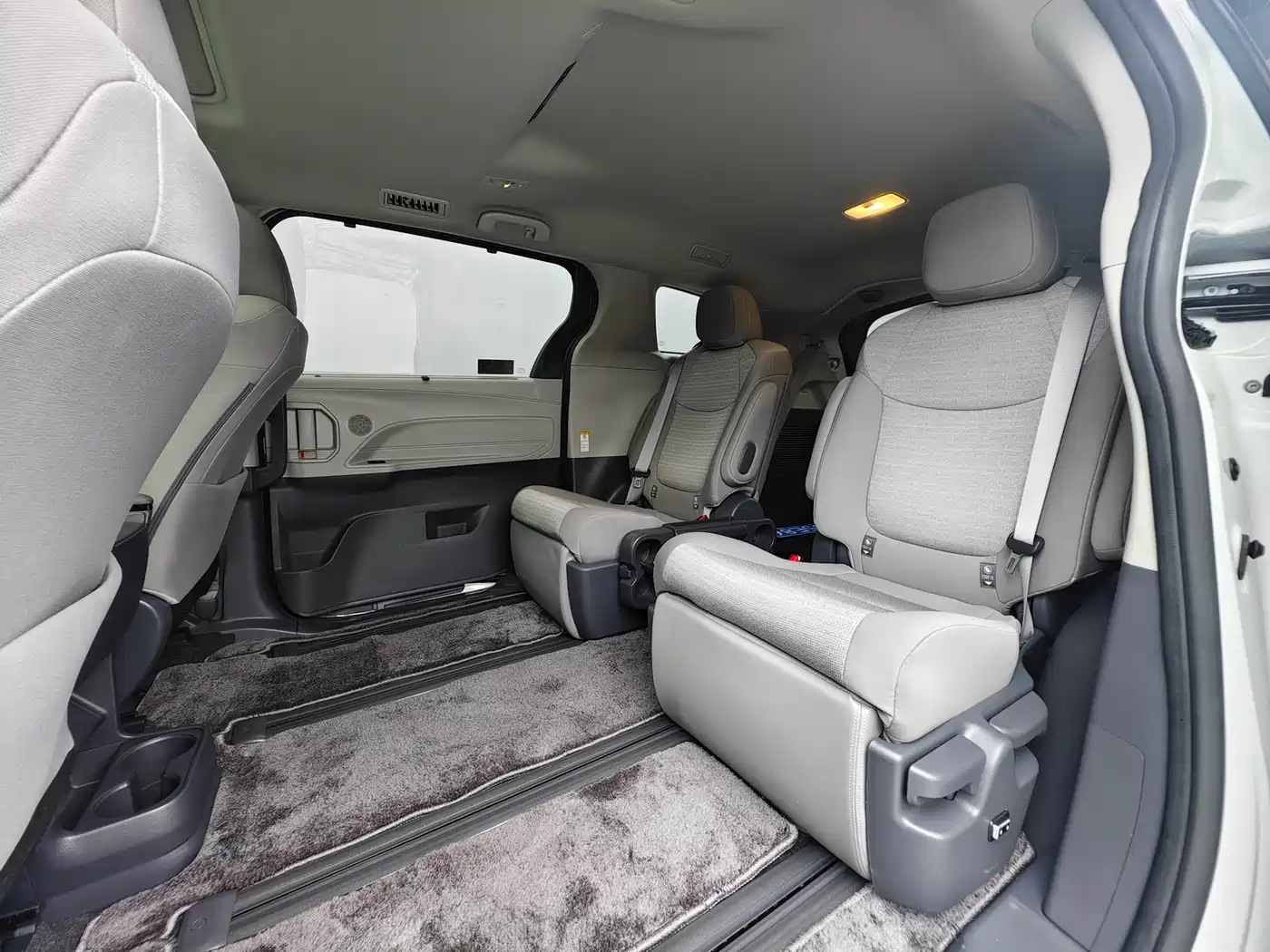Toyota Sienna 2023 2.5L Hybrid Comfort Edition фото 17