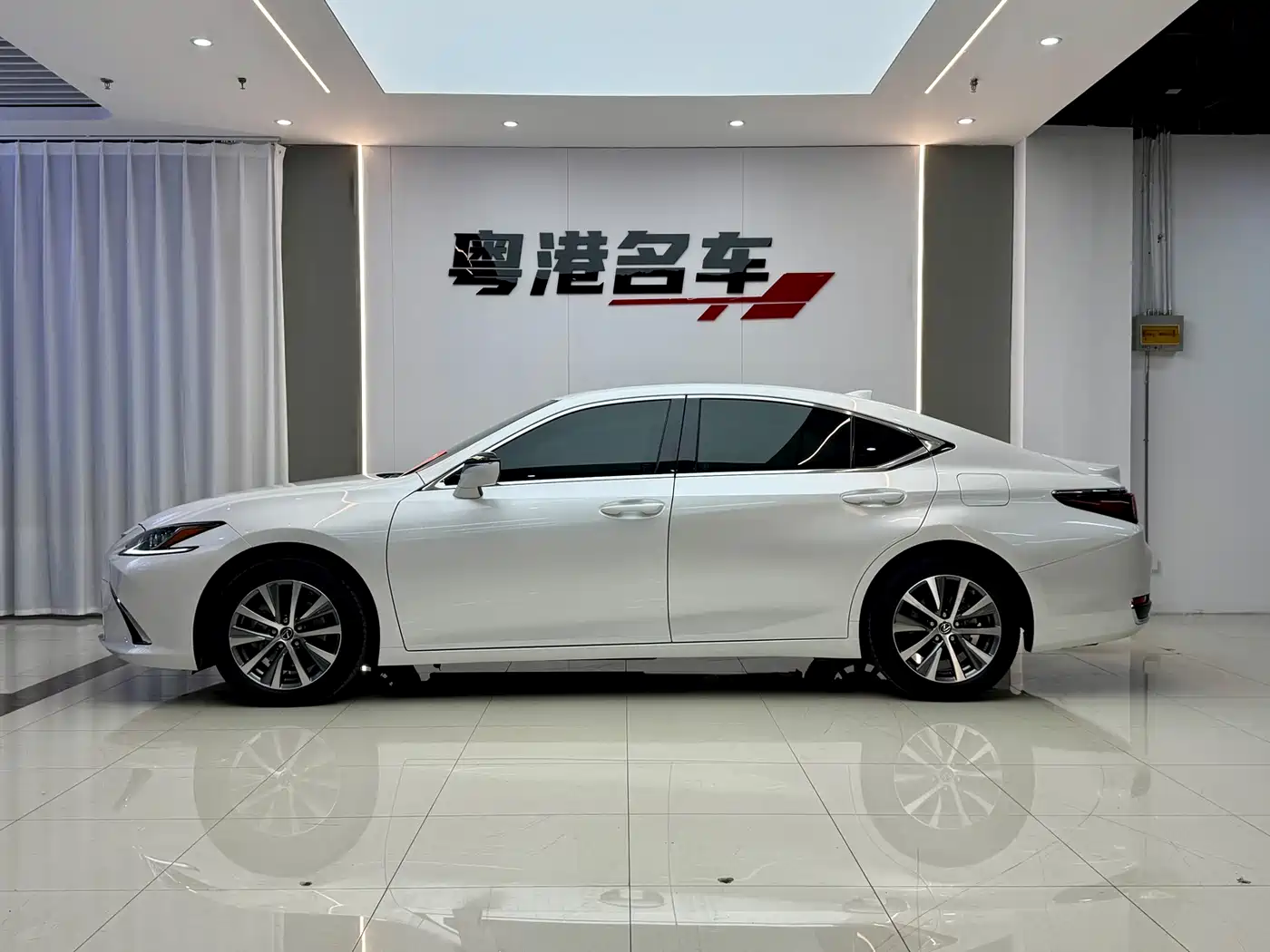 Lexus ES 2020 200 Luxury фото 2