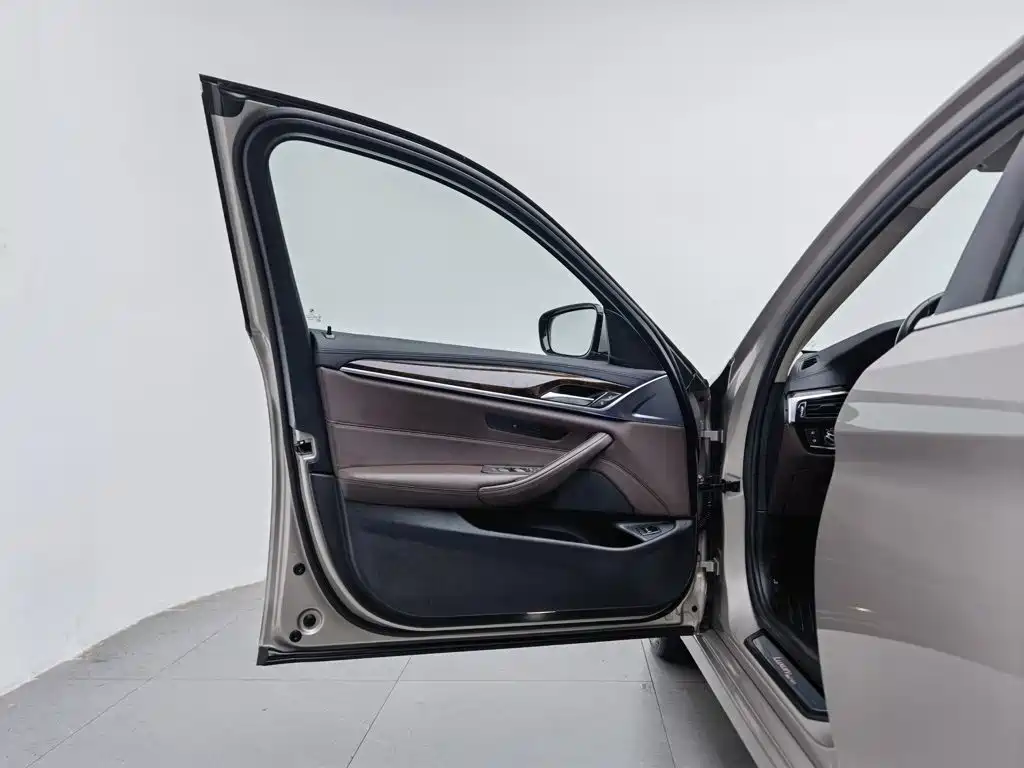 Photo 8 - BMW 5 Series