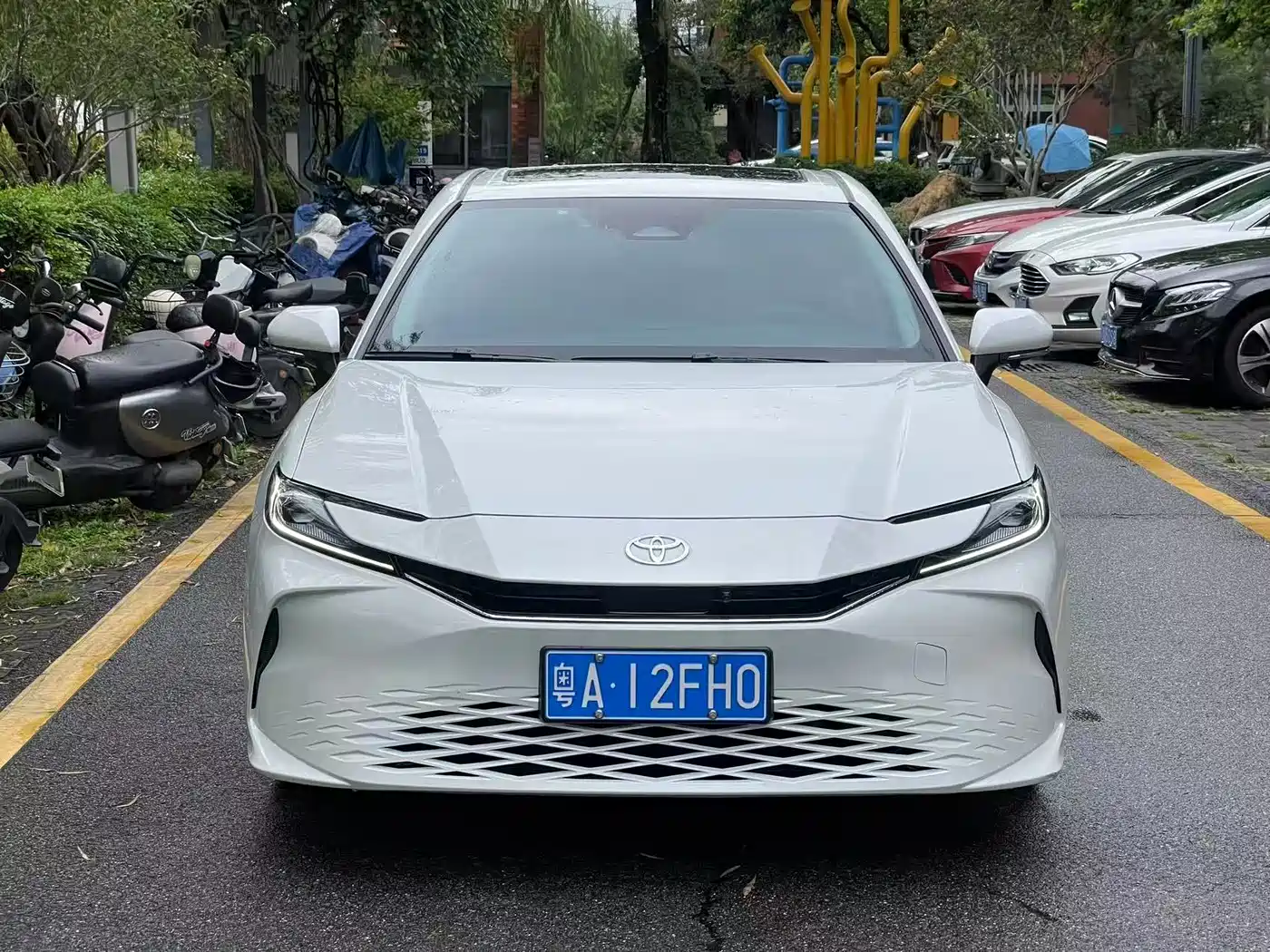 Toyota Camry 2025 Hybrid 2.0HXS Glory Edition фото 2