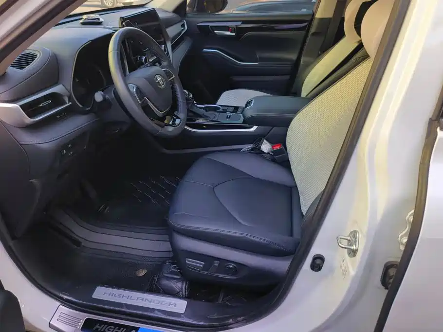 Photo 9 - Toyota Highlander