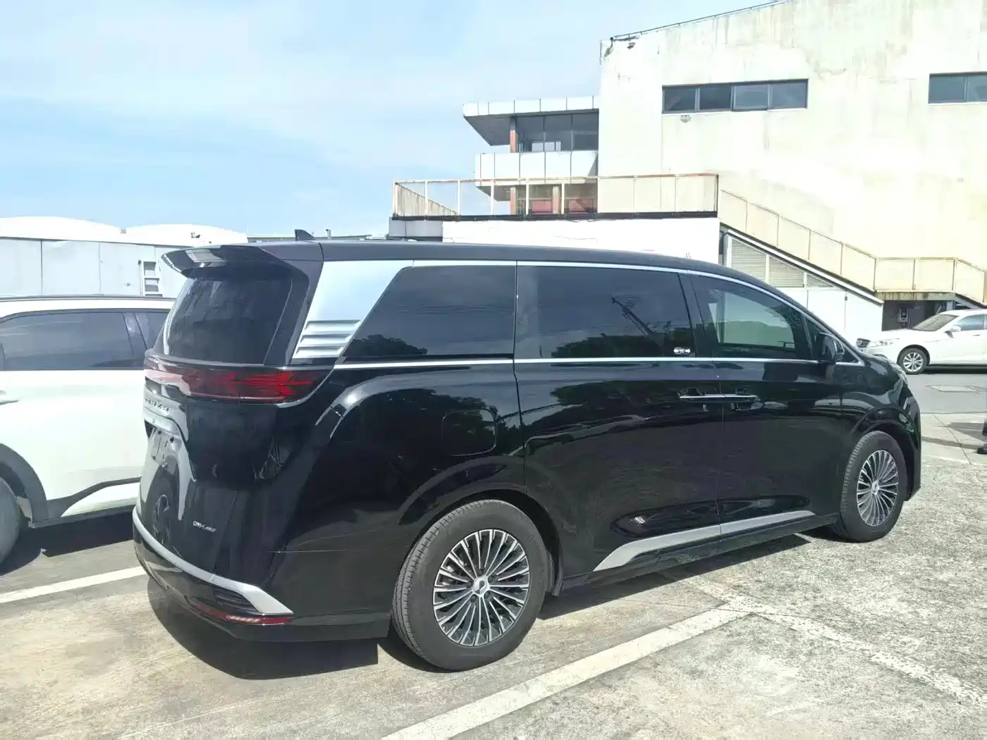 Denza D9 2024 DM-i 980 AWD Prestige фото 3