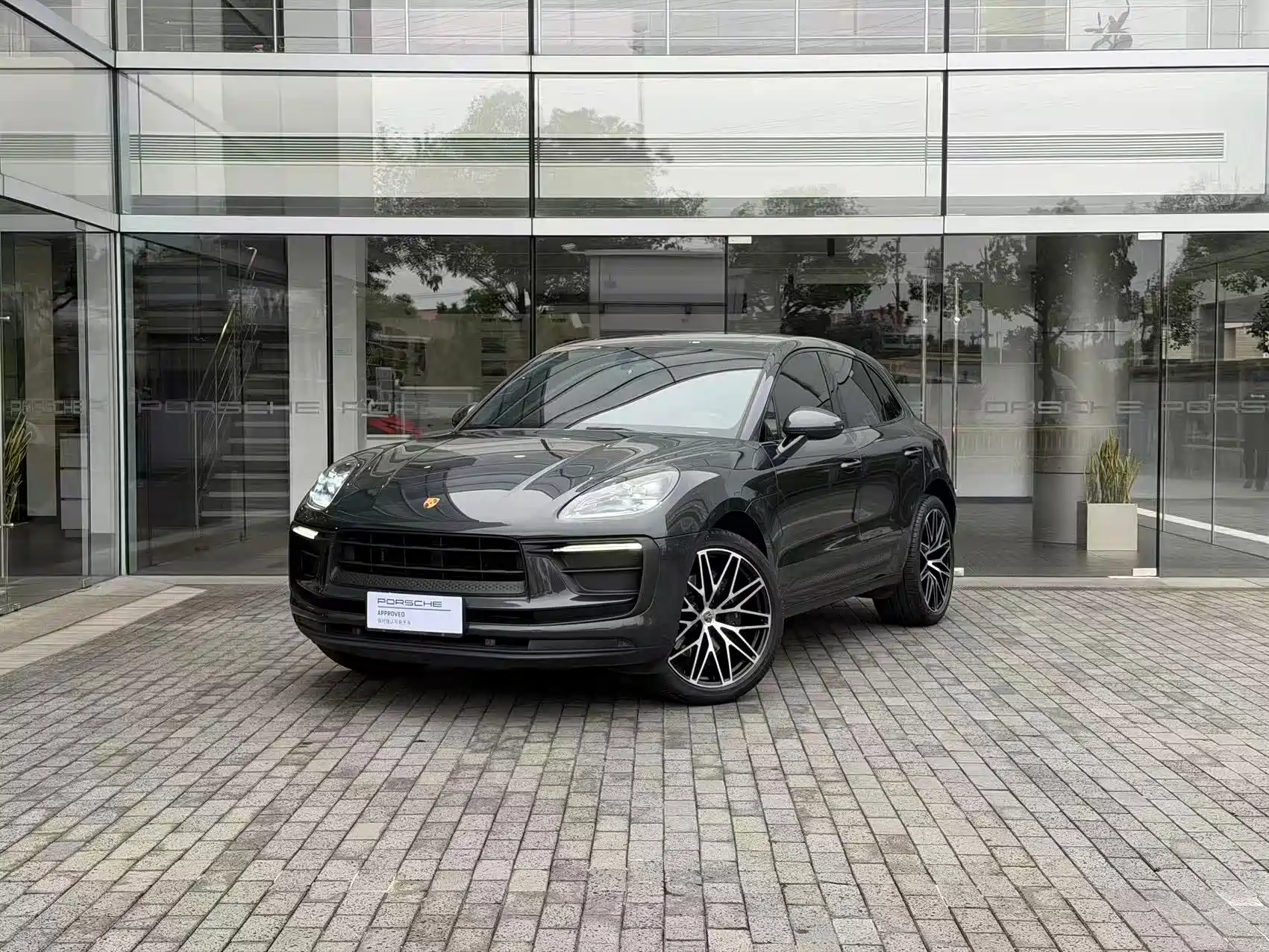 Photo 1 - Porsche Macan