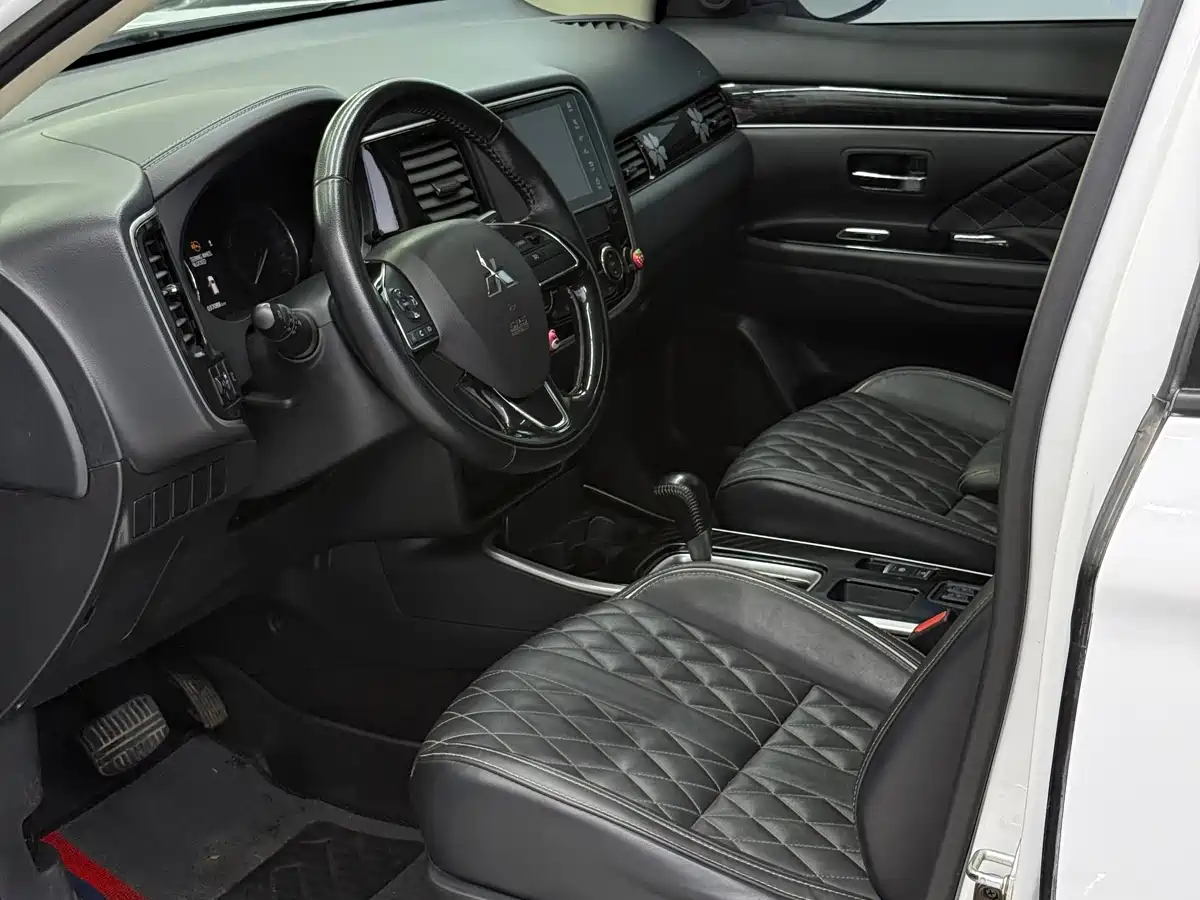 Mitsubishi Outlander 2021 Facelift 2.0L 2WD Premium Edition 7-Seater фото 7