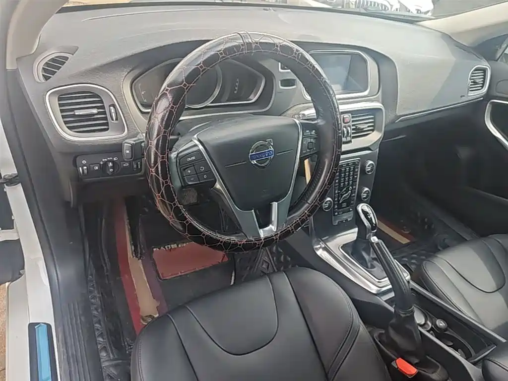 Фото 10 - Volvo V40
