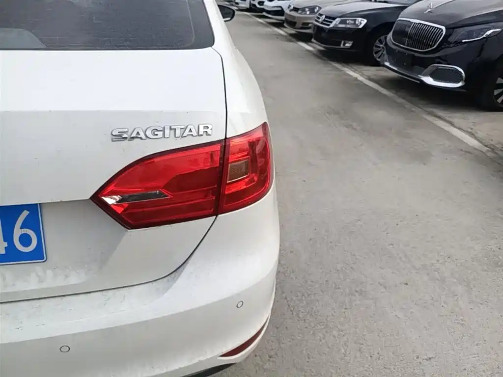 Volkswagen Sagitar 2014 Facelift 1.6L Automatic Leading Version фото 8