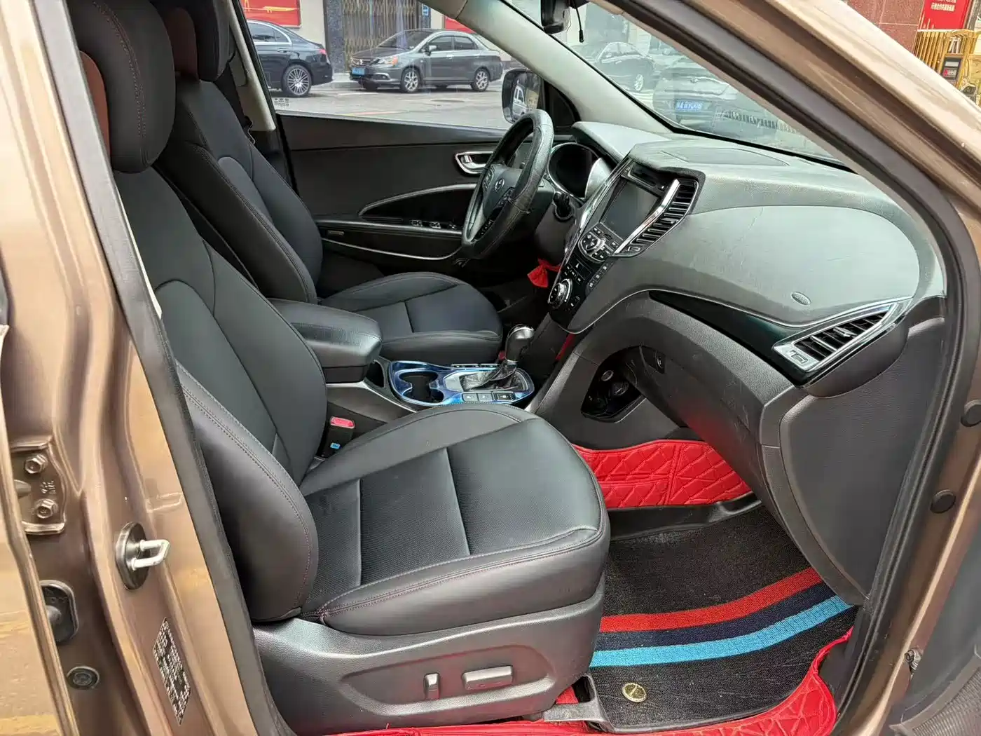 Фото 9 - Hyundai Santa Fe