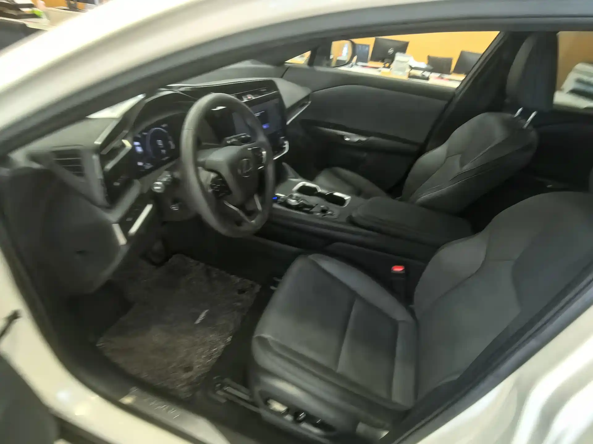 Фото 7 - Lexus RZ