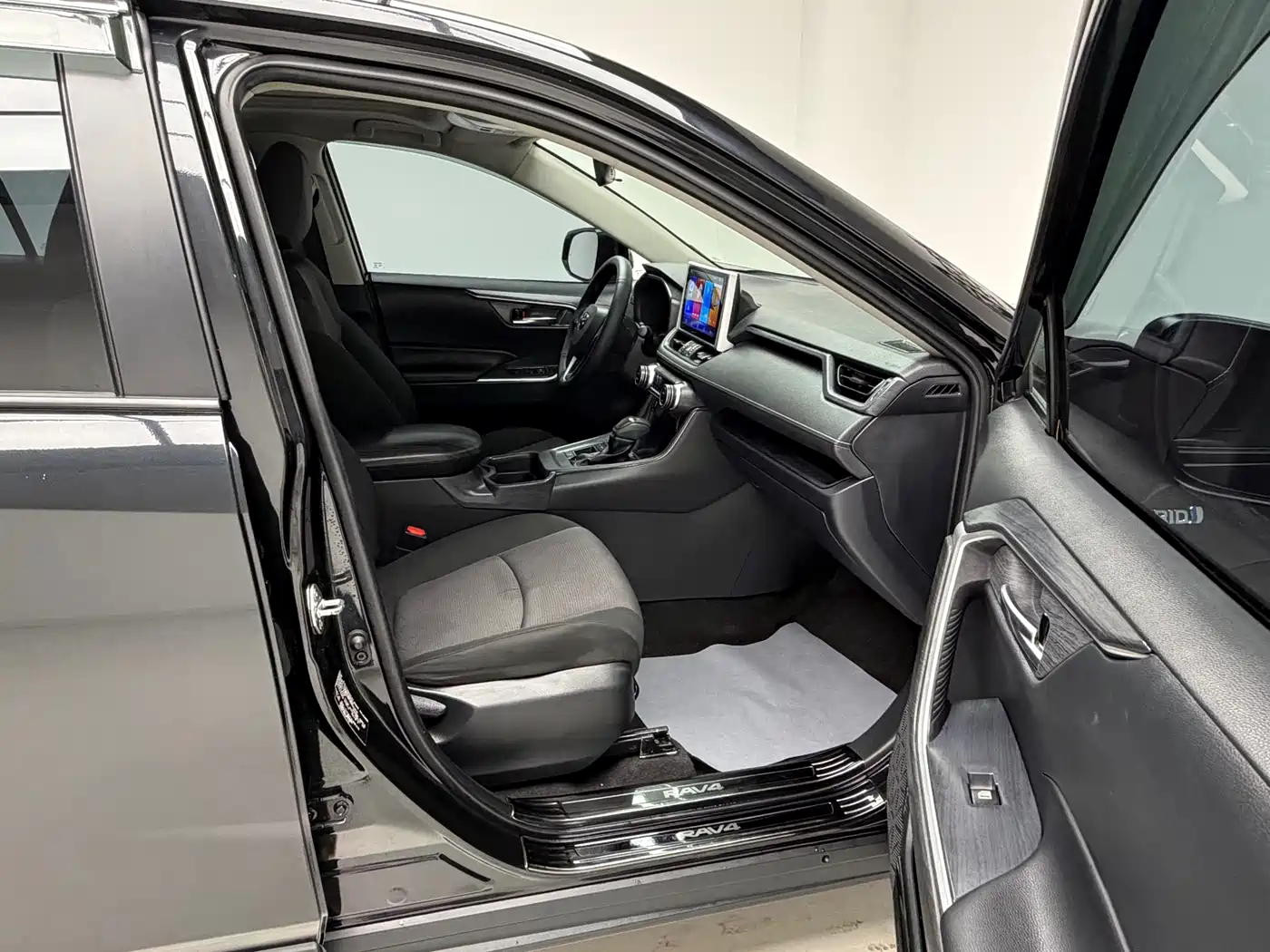 Toyota RAV4 Rongfang 2022 Hybrid 2.5L E-CVT 2WD Elite Edition фото 10