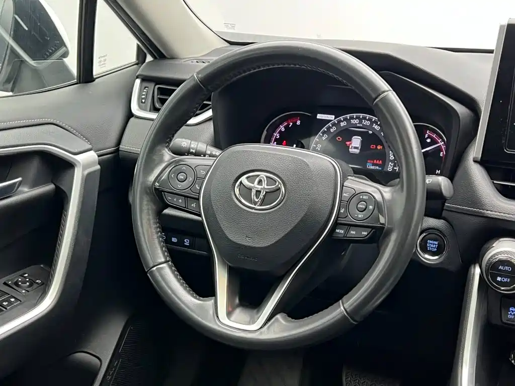 Фото 19 - Toyota RAV4