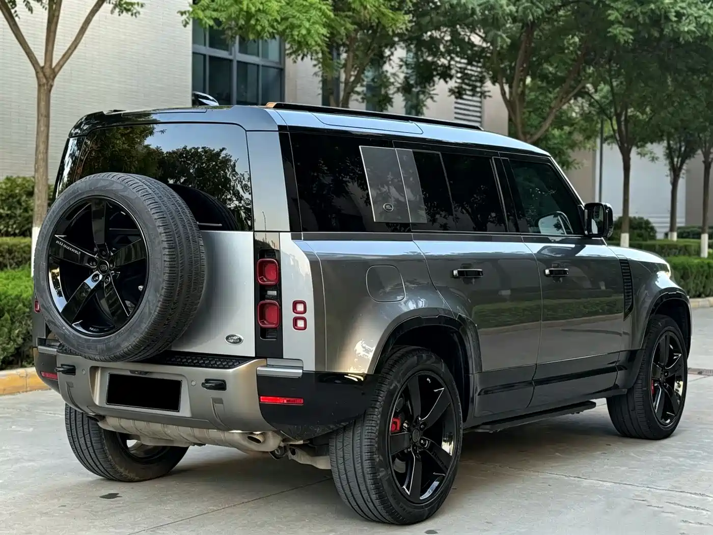 Land Rover Defender 2023 Model 110 3.0T P400 X-DYNAMIC HSE фото 17
