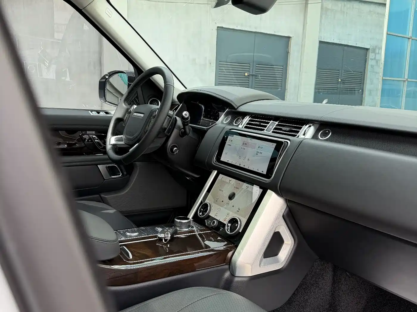 Land Rover Range Rover 2022 3.0 L6 400PS Heritage Extended Classic Edition фото 9